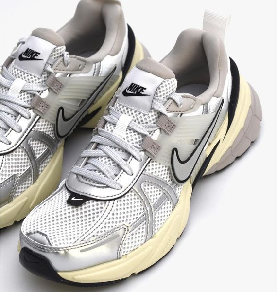 Кросівки жіночі Nike Wmns V2k Run 1321 фото