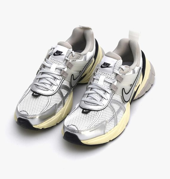 Кросівки жіночі Nike Wmns V2k Run 1321 фото