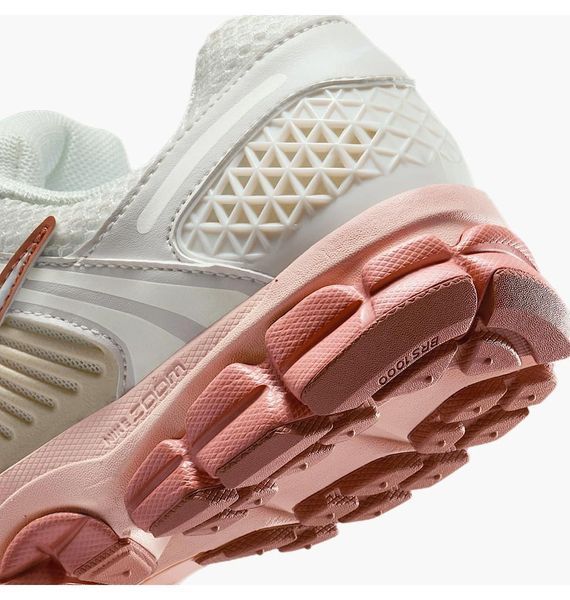 Кросівки жіночі Nike Wmns Zoom Vomero 5 1332 фото